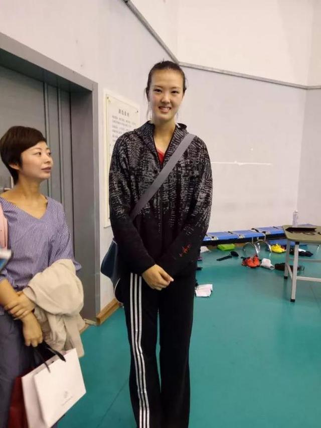 女排打满五局检验集训成果 徐云丽拄拐来做康复